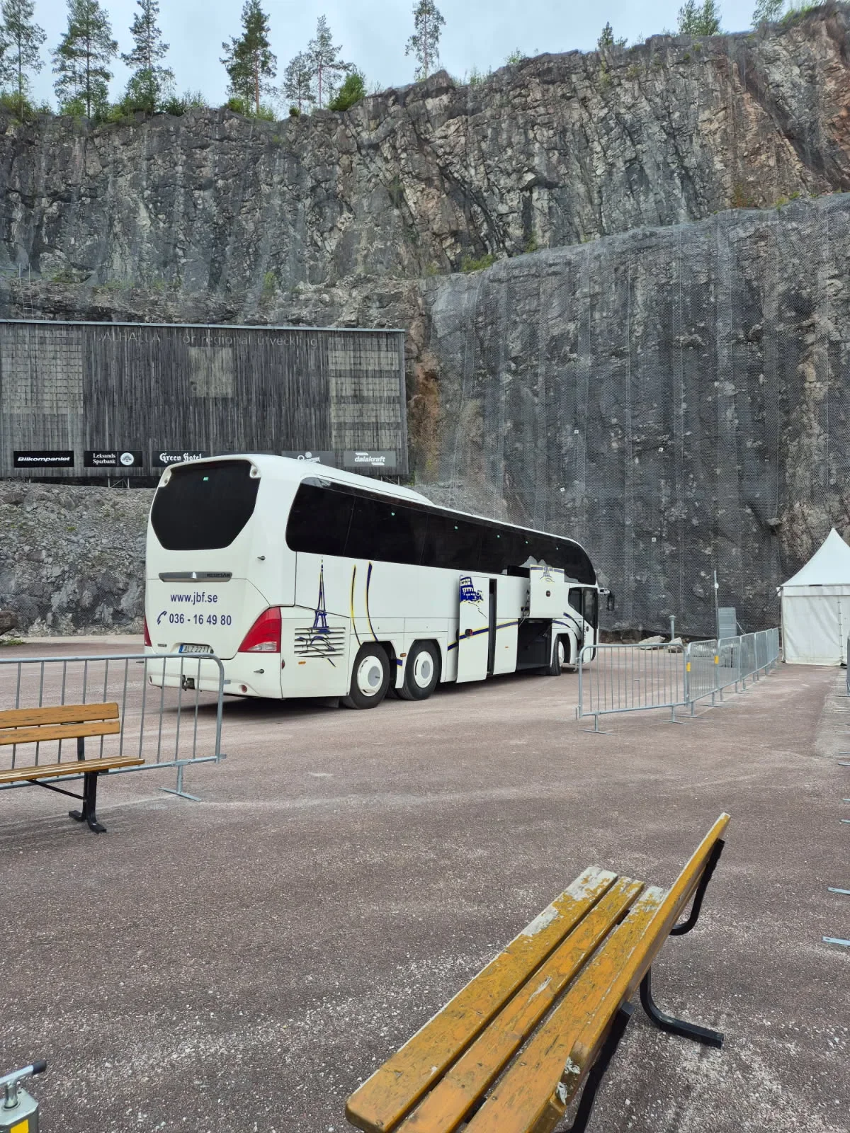 JBF turistbuss parkerad vid stenvägg